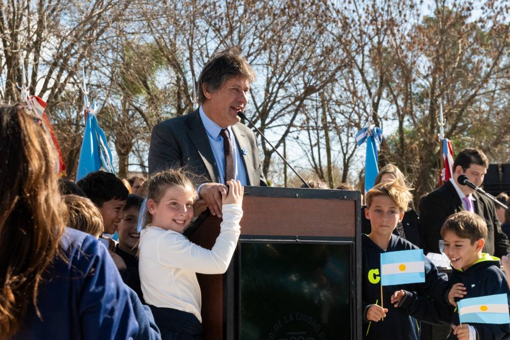 “La mejor manera de honrar la bandera es tendiendo puentes con aquel que piensa diferente”